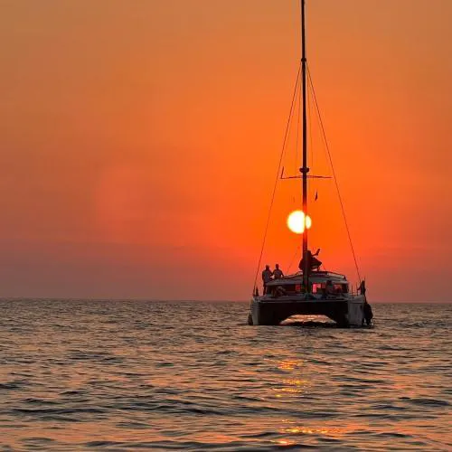 Magnifique paysage de montagnes et de mer, où se déroulent les activités de Majata Sail Experience.