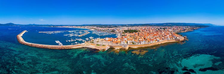 Blick auf die Stadt Alghero, ein beliebter Ort für Bootstouren auf Sardinien.