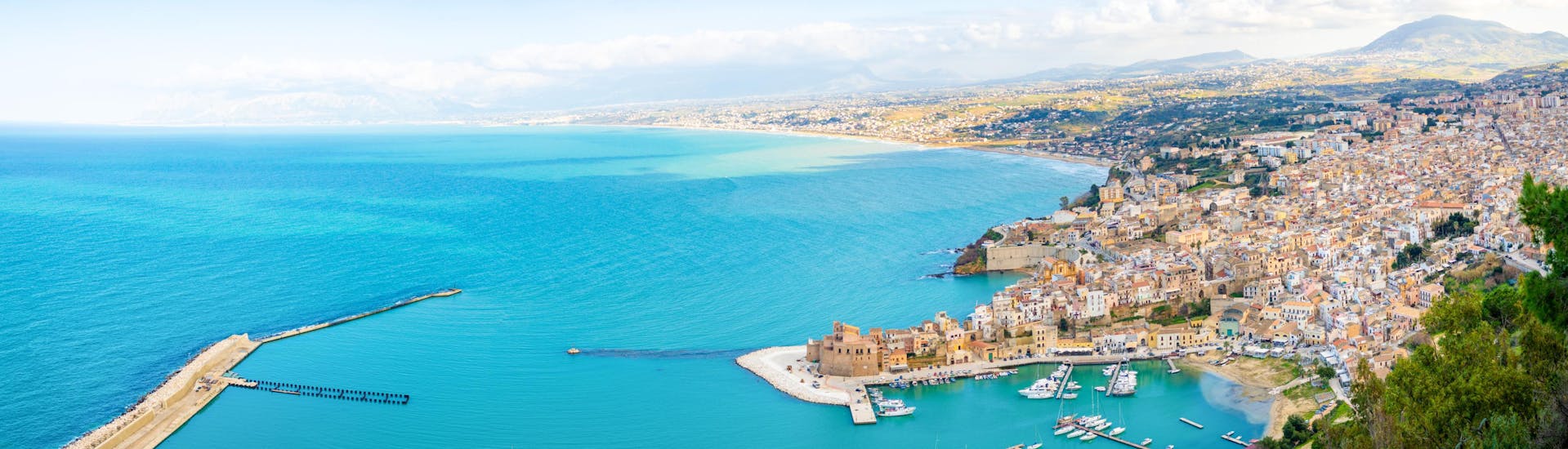 Vue aérienne de Castellammare del Golfo, un point de départ populaire pour les balades en bateau en Sicile.