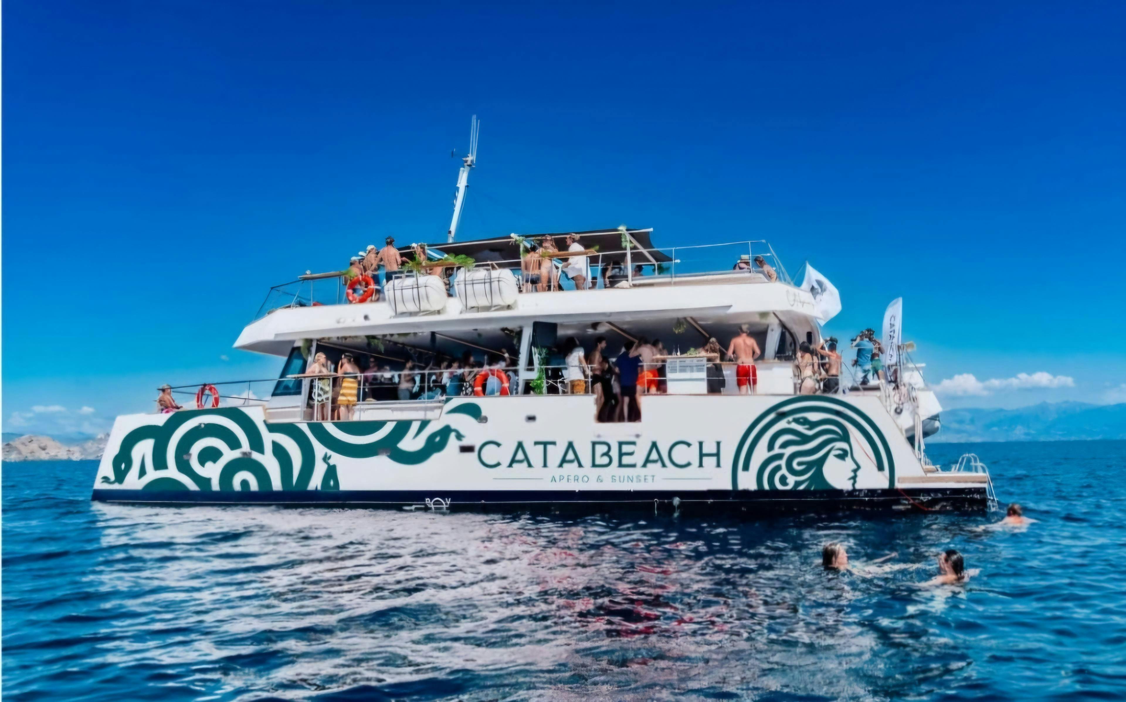 Magnifique paysage de montagnes et de mer, où se déroulent les activités de Catabeach Ajaccio.