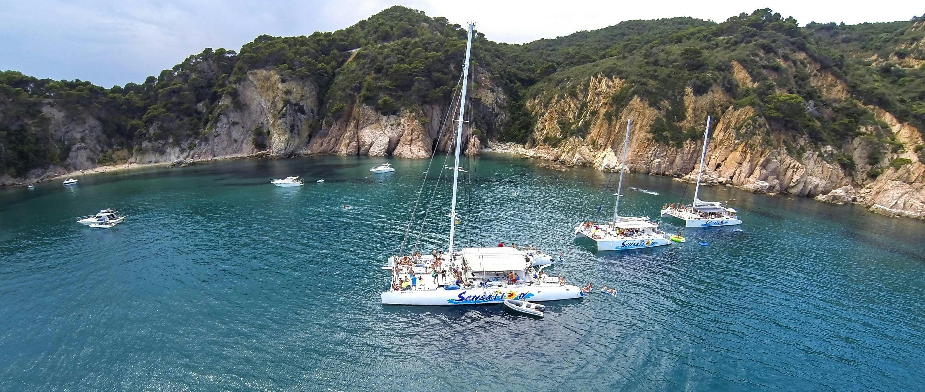 Catamaran Sensations Barcelona Gruppe von Booten von Catamaran Sensations, die entlang der Küste von Barcelona segeln.