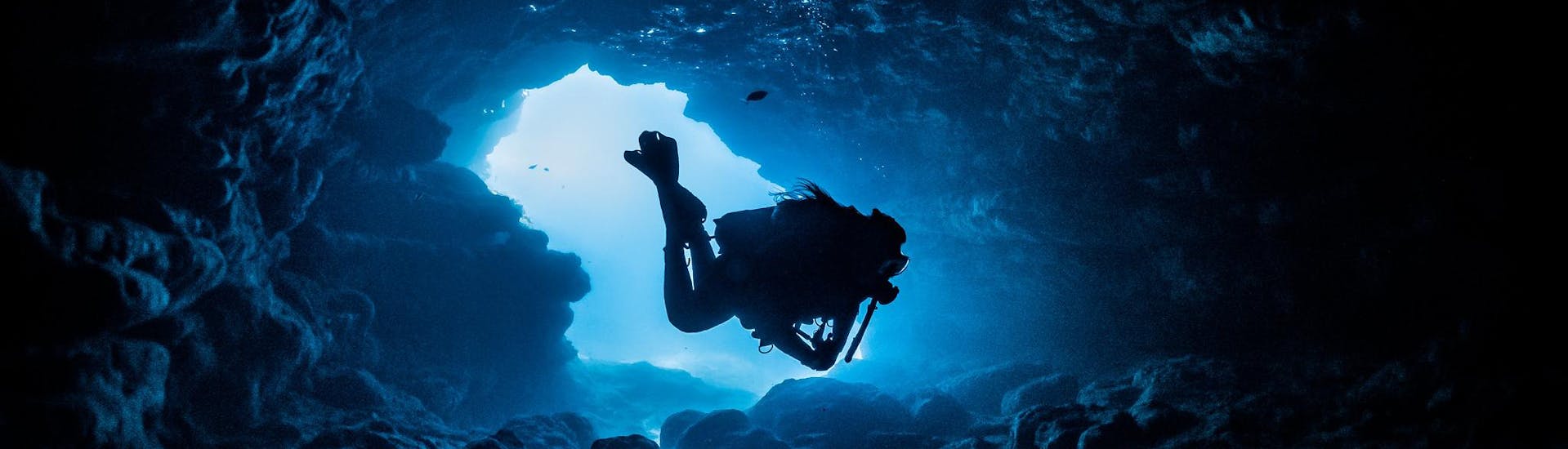 Une personne sous l'eau lors d'une activité de plongée en grotte.