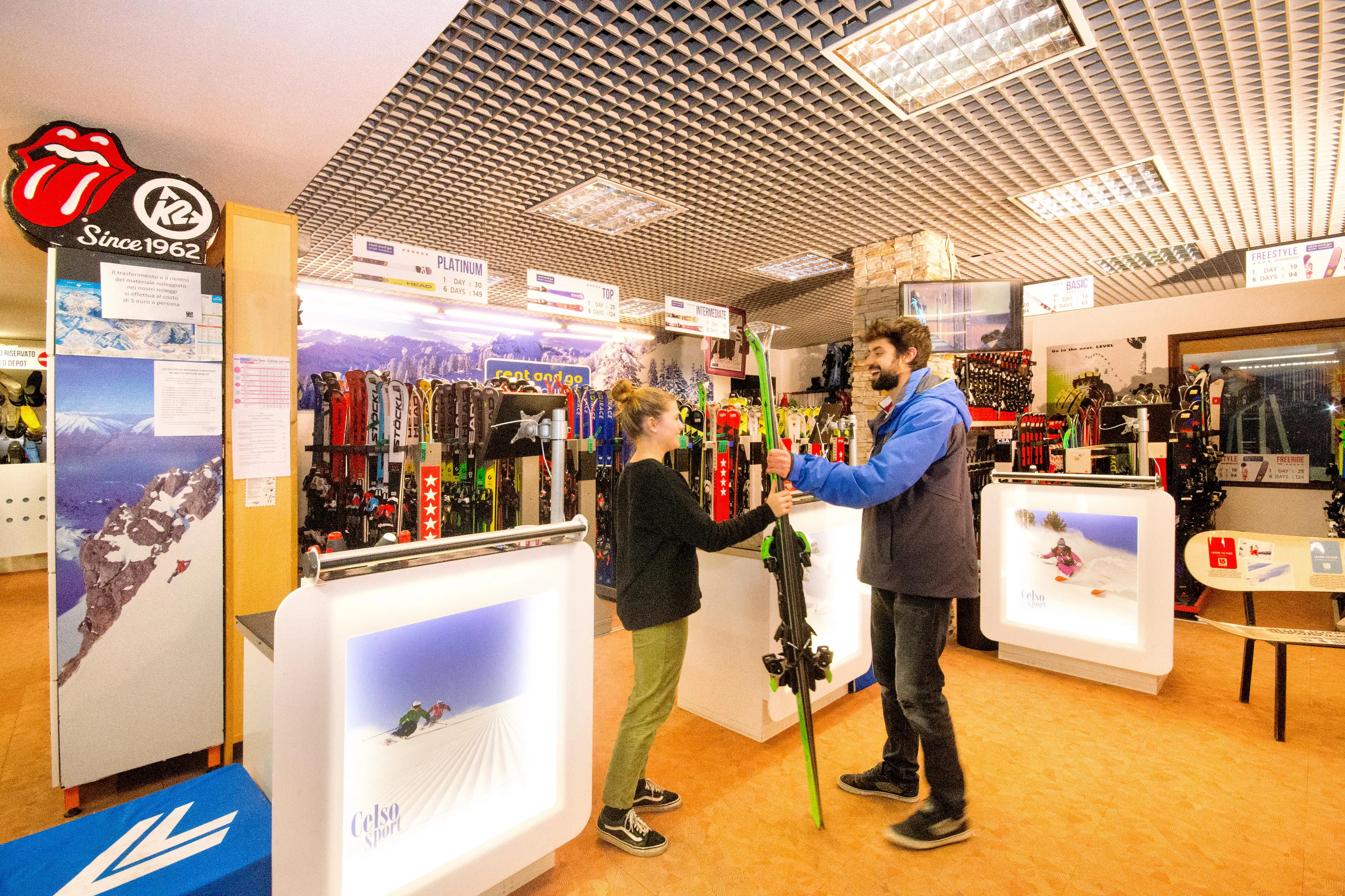 Panorama mozzafiato con montagne e mare, dove hanno luogo le attività di Noleggio sci Celso Sport Bormio.