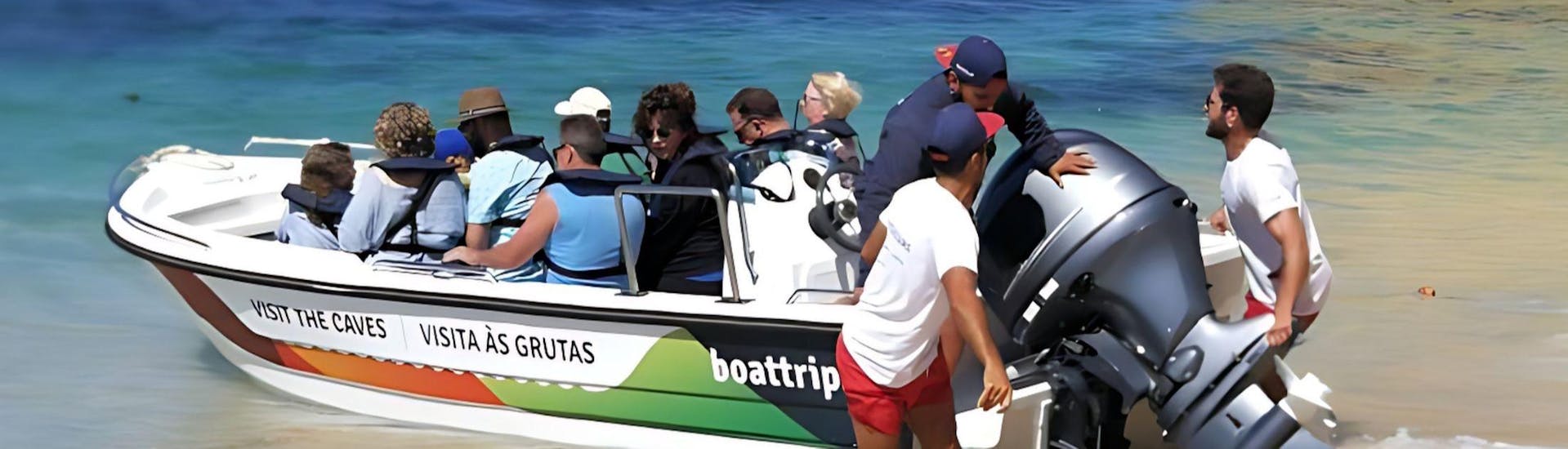 Eine Gruppe von 10 Personen beginnt ihre 1-stündige Bootsfahrt mit Centianes Boat Trip entlang der Algraveküste.