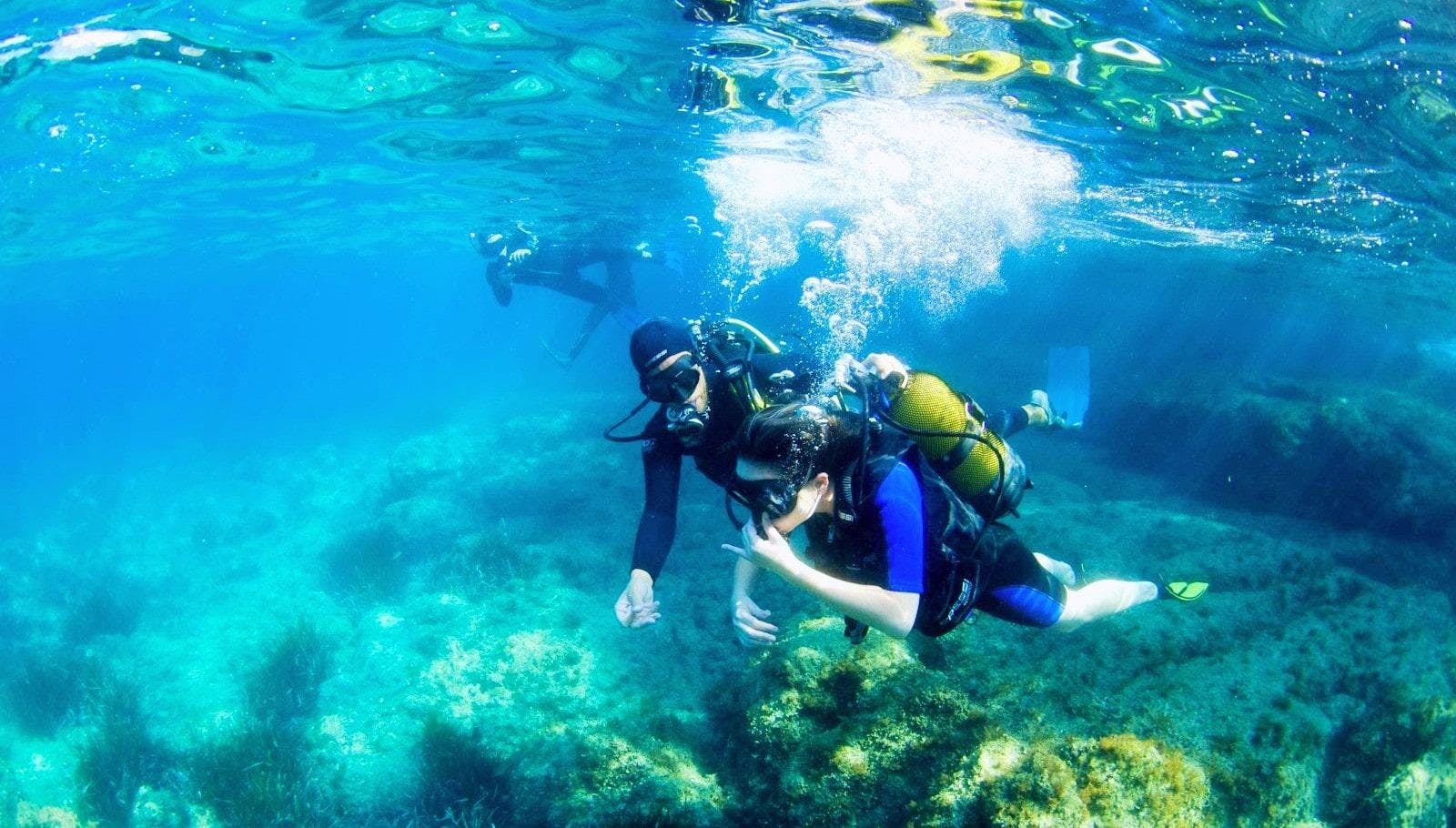 chango-diving-hero1 Two people diving with Chango Diving in Nice.