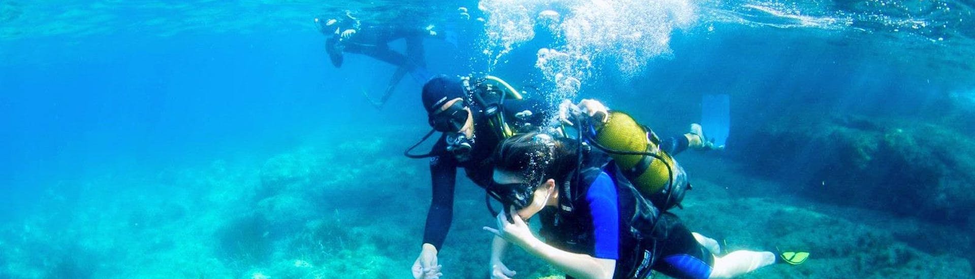 Deux personnes faisant de la plongée avec Chango Diving à Nice. 