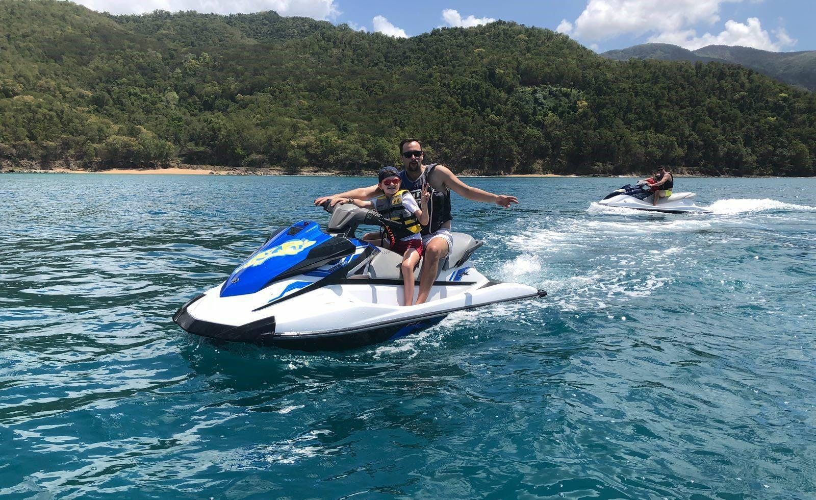 Charly Jet Prachtige landschappen met bergen en zee, waar de ervaringen van Charly Jet Guadeloupe plaatsvinden.