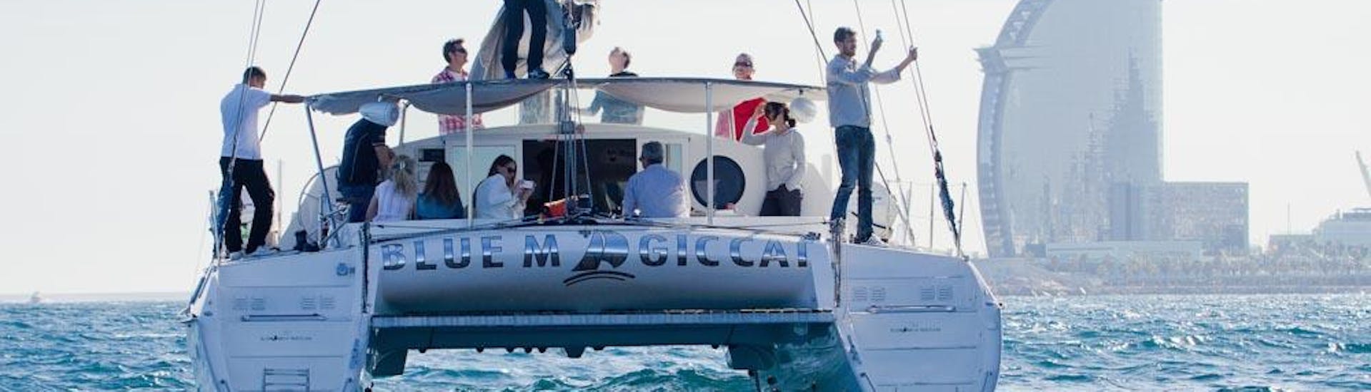 Des personnes s'amusent lors d'une excursion en bateau depuis Barcelone sur le catamaran de Charters Bcn - Blue Magic Cat.
