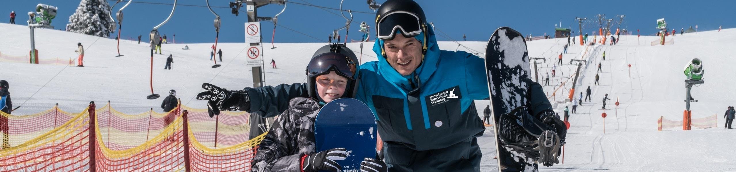 checkyeti-background Beeindruckende Landschaften mit Bergen und Meer, wo Aktivitäten von Snowboard Fahrschule Feldberg Grafenmatt stattfinden.