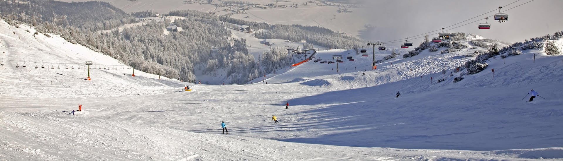 Ausblick auf die sonnige Berglandschaft beim Skifahren lernen mit den Skischulen in Christlum-Achenkirch.
