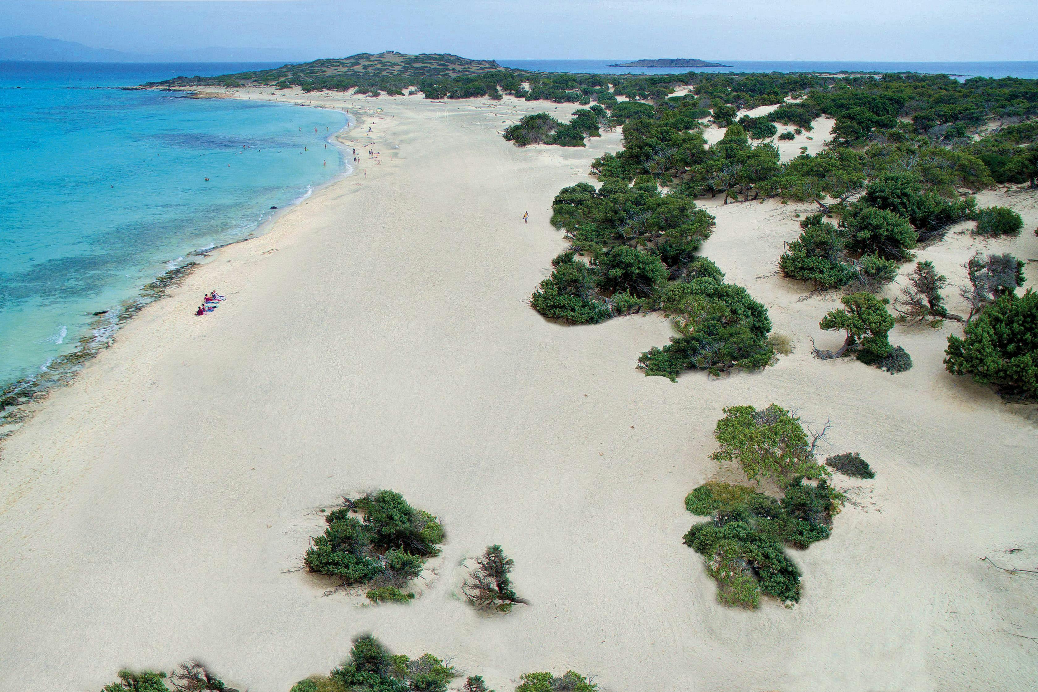 CHRISSI ISLAND -IERAPETRA Prachtige landschappen met bergen en zee, waar de ervaringen van Cretan Daily Cruises - Chrissi Islands plaatsvinden.