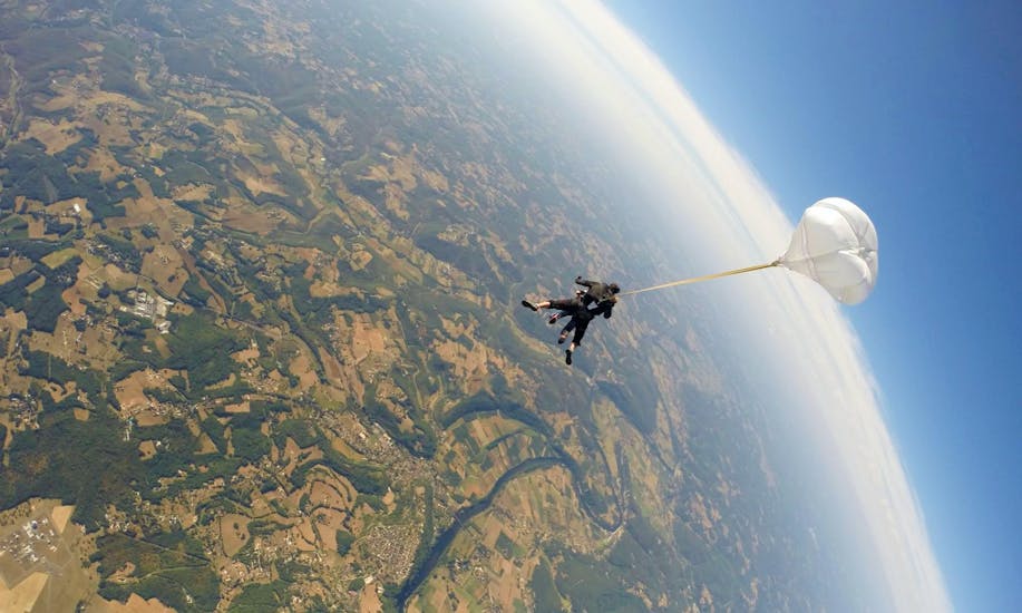 Un homme et son moniteur de parachute de Chute Libre Dordogne effectuent une chute libre pendant leur saut en parachute tandem dans le Périgord.
