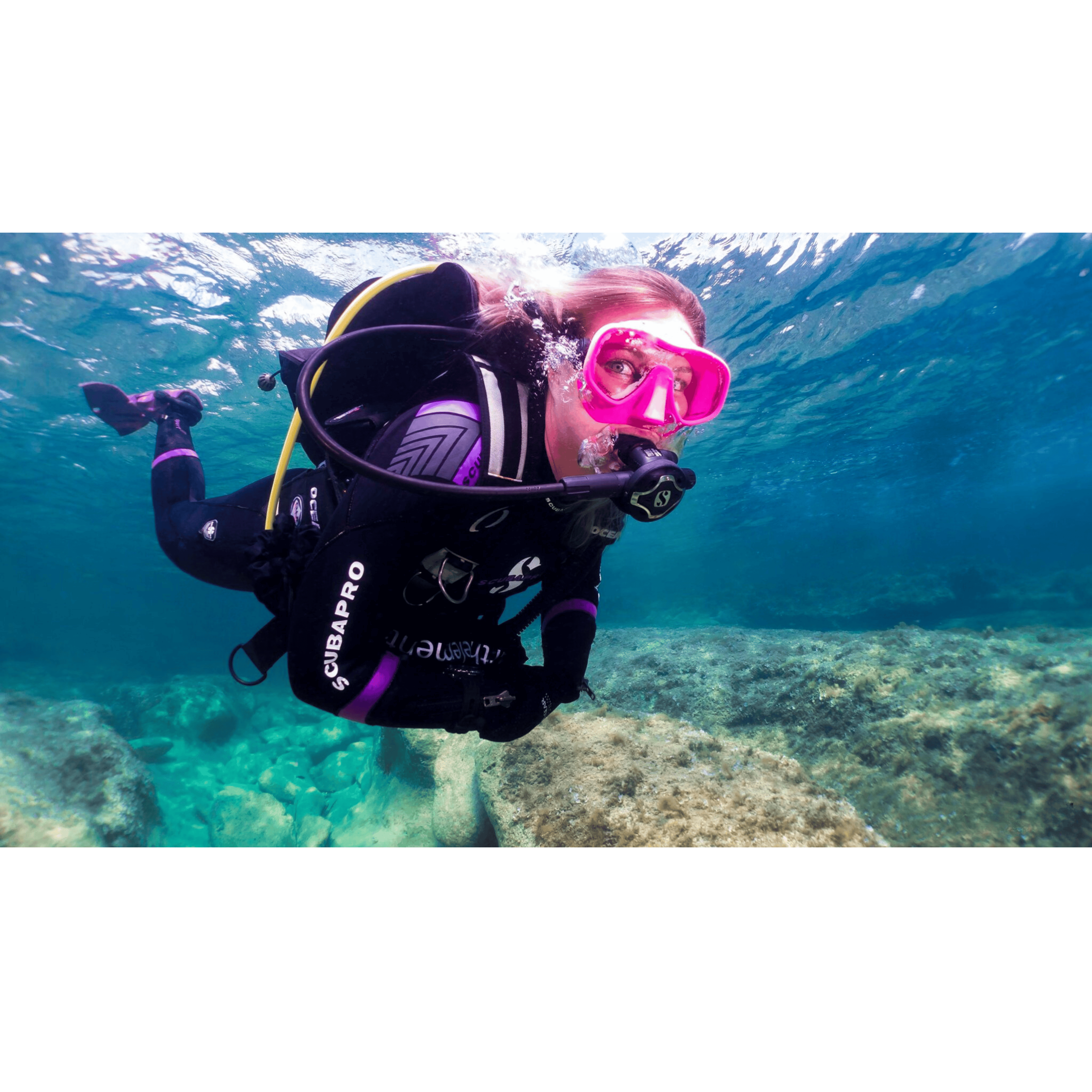 Claire Scubaverse Panorama mozzafiato con montagne e mare, dove hanno luogo le attività di DiveWise Malta.