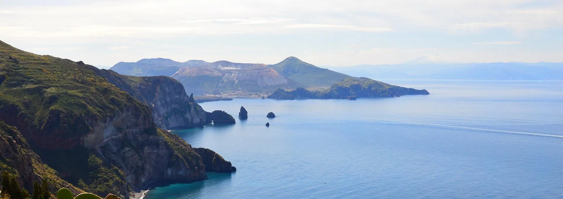 Clarissa Viaggi Isole Eolie hero Vue panoramique de l'île de Lipari.