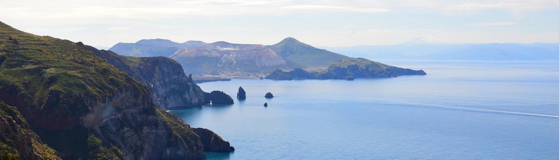 Panoramablick auf die Insel Lipari.