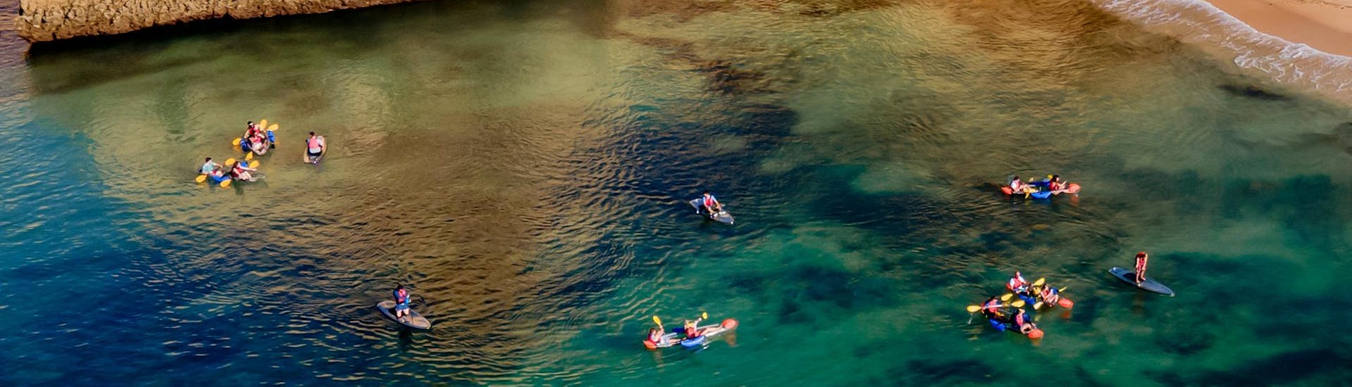 Mensen die een kayak tour op zee doen met clear emotions Benagil.