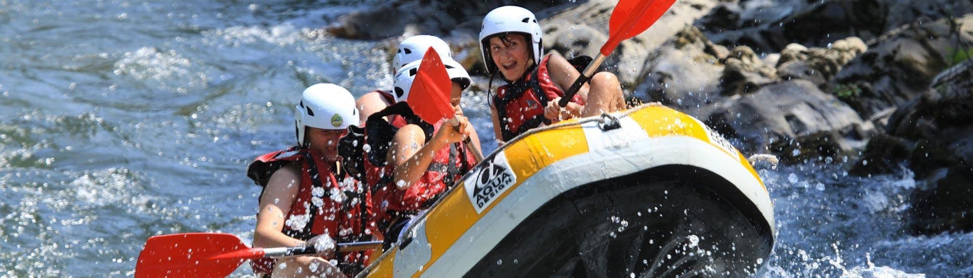 A group participates in the rafting activity in the Sources de la Nive with Cocktail aventure.