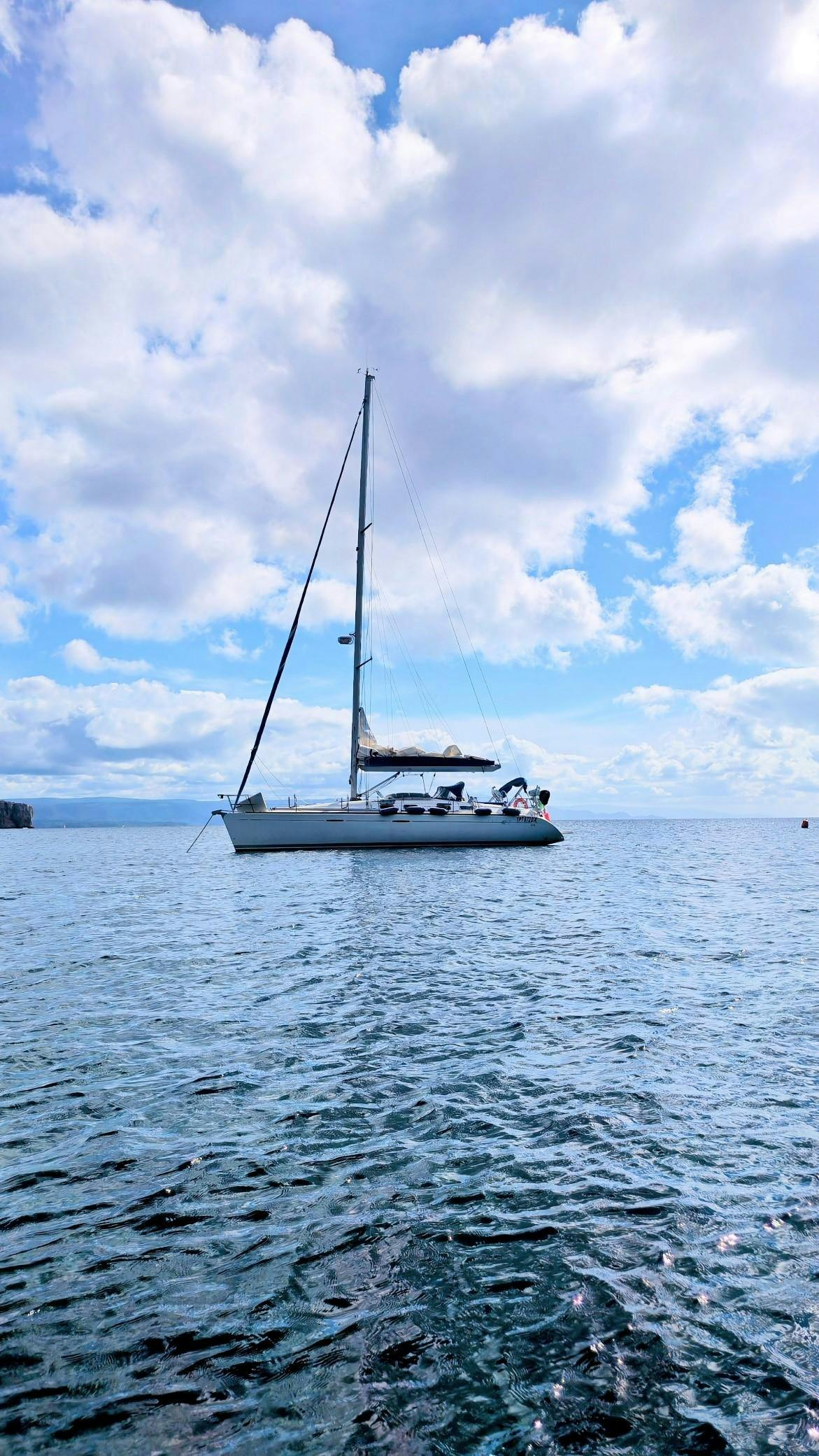 copertina daycruise Beautiful landscapes showcasing mountains and sea, where the experiences of Sapore di Vela Alghero are taking place.