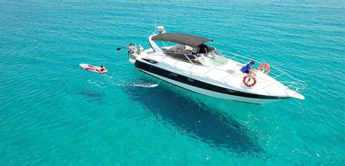 De Cranchi Endurance 39 van Cornalia Luxury Yacht Cruiser Famagusta die beschikbaar is voor privé boottochten op zee in Cyprus.