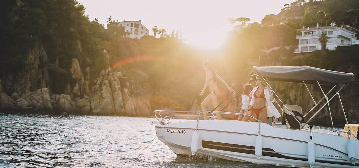 Aquí podemos encontrar a un grupo de personas divirtiéndose en un barco de alquiler con Costa Brava Rent a Boat.