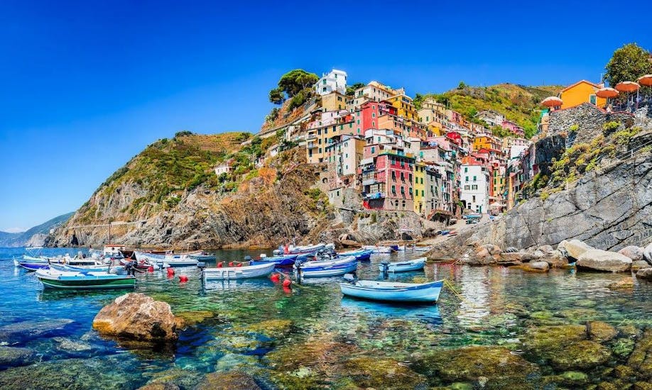 Die tolle Aussicht, die man während der Bootstour nach Cinque Terre mit Costa di Faraggiana Levanto bewundern kann.