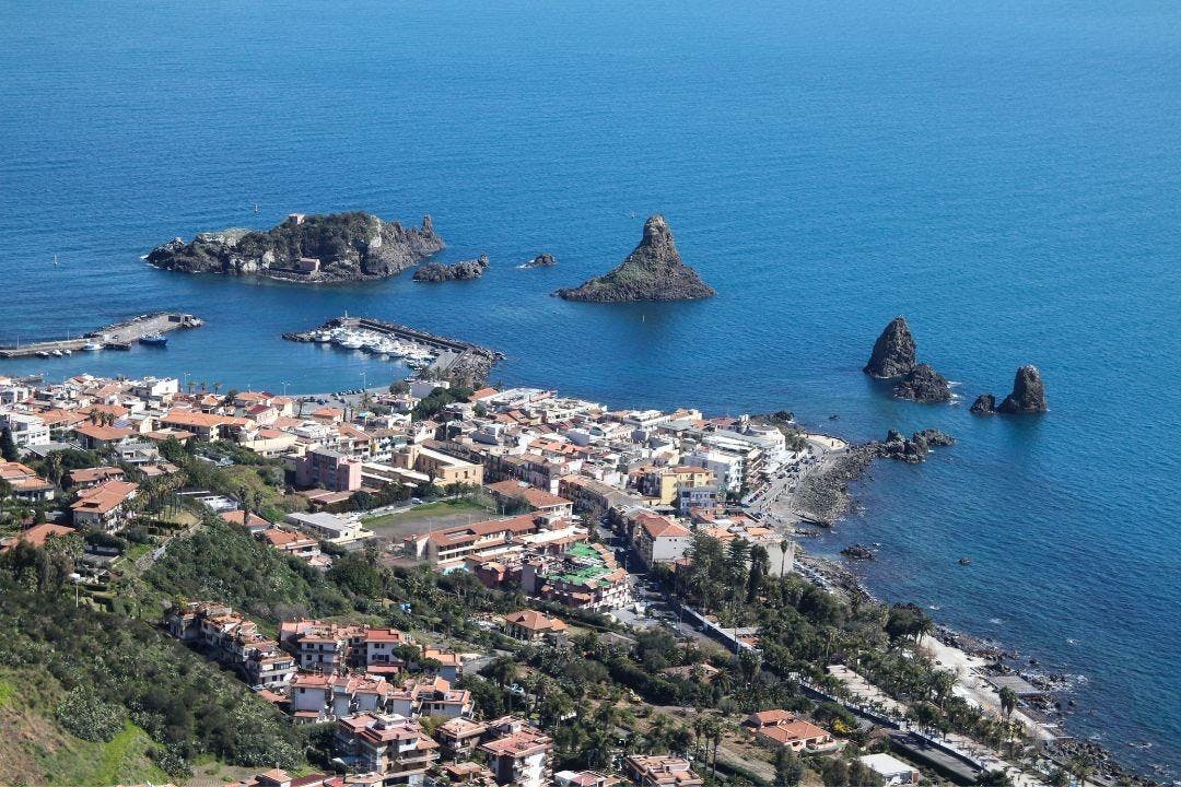 Papa Sail Catania Die Aussicht auf die Küste des Odysseus von oben.