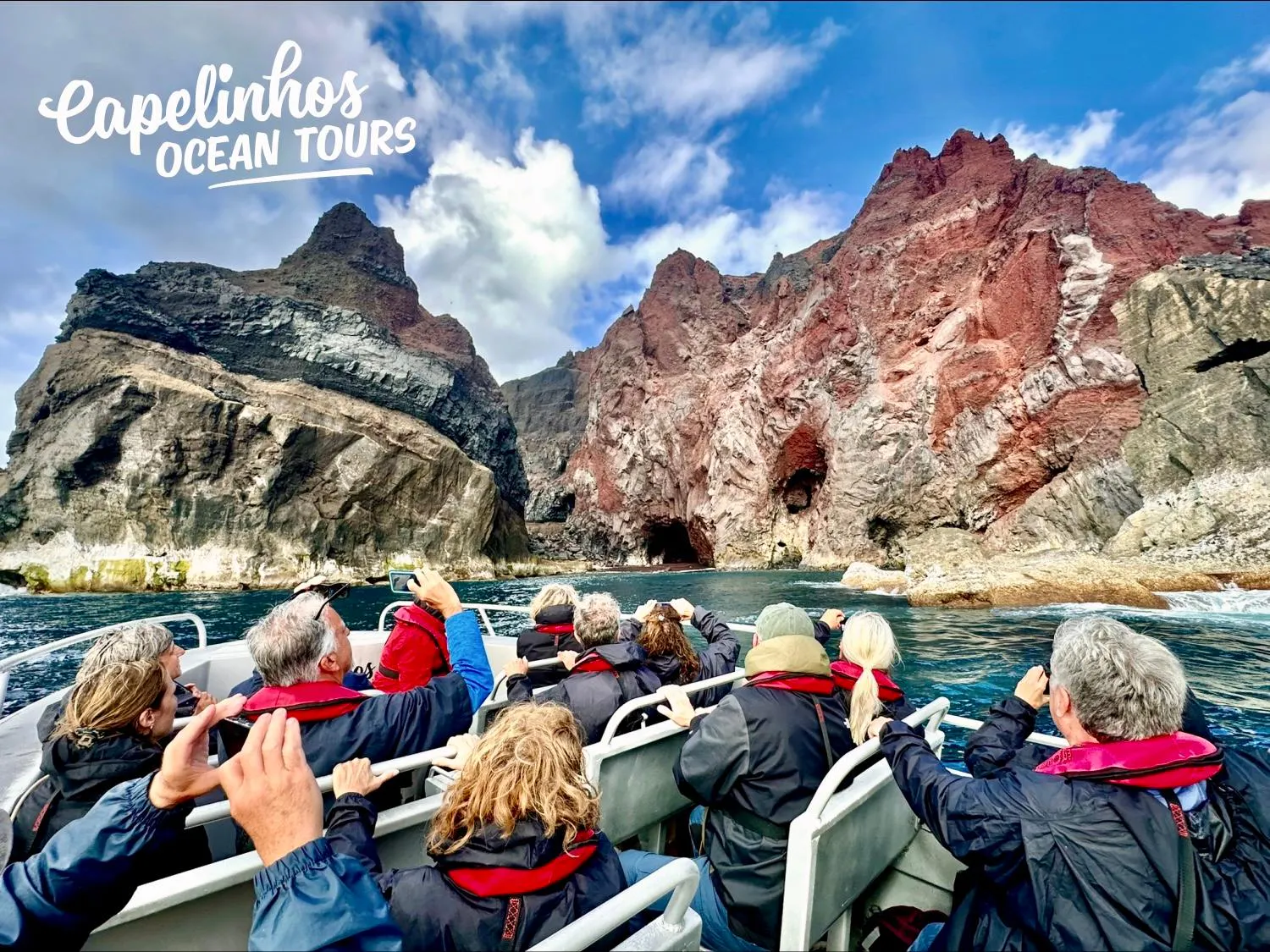 Panorama mozzafiato con montagne e mare, dove hanno luogo le attività di Capelinhos Ocean Tours Azores.