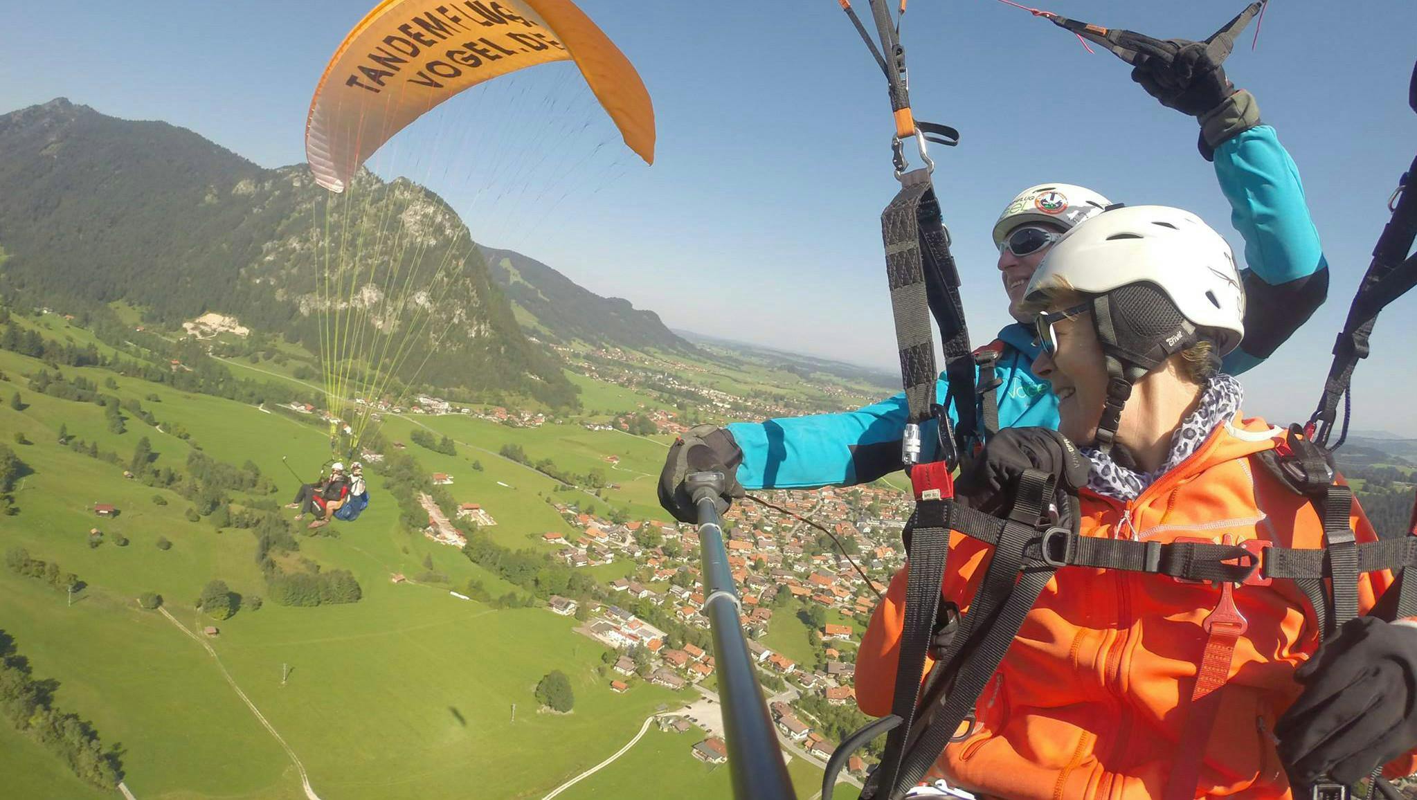 couples flight 3-min-hero Paisajes impresionantes de montaña y mar, donde tienen lugar las experiencias de Tandemflug Vogel.