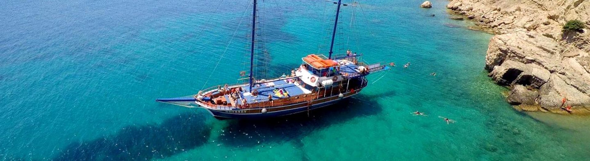 An elegant sailboat with participants enjoying a day out in the Greek waters during a sailing boat trip to the islands Kalymnos, Plati & Pserimos with Odyssey Boat Kos.