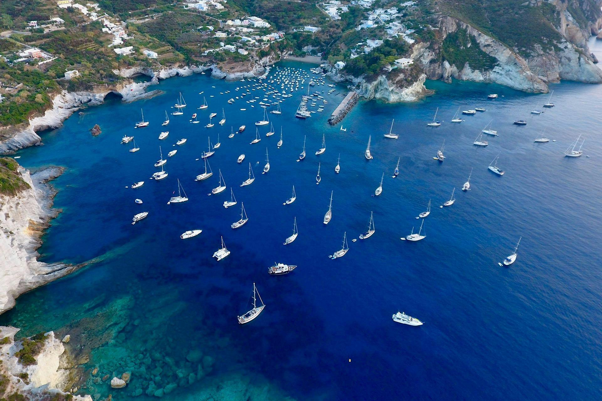 Beautiful landscapes showcasing mountains and sea, where the experiences of Outcage Golfo Aranci are taking place.