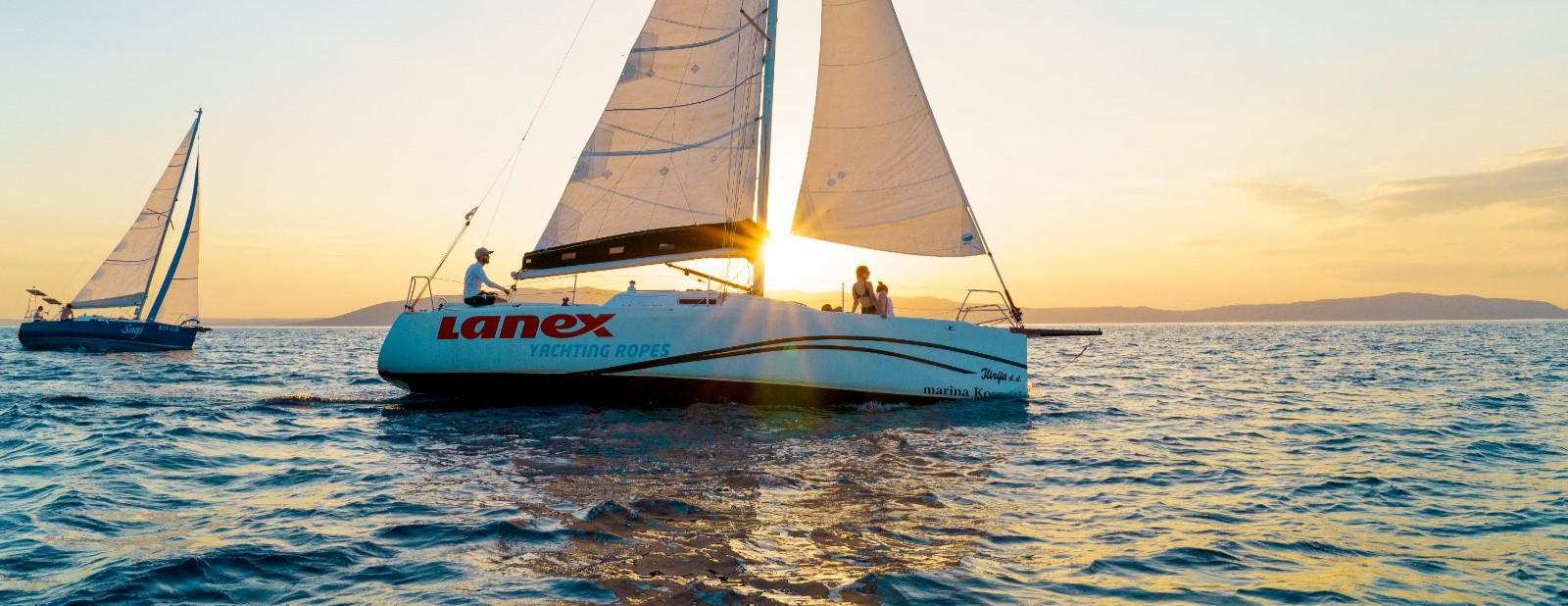 Das Segelboot von Cres Sail bei Sonnenuntergang.