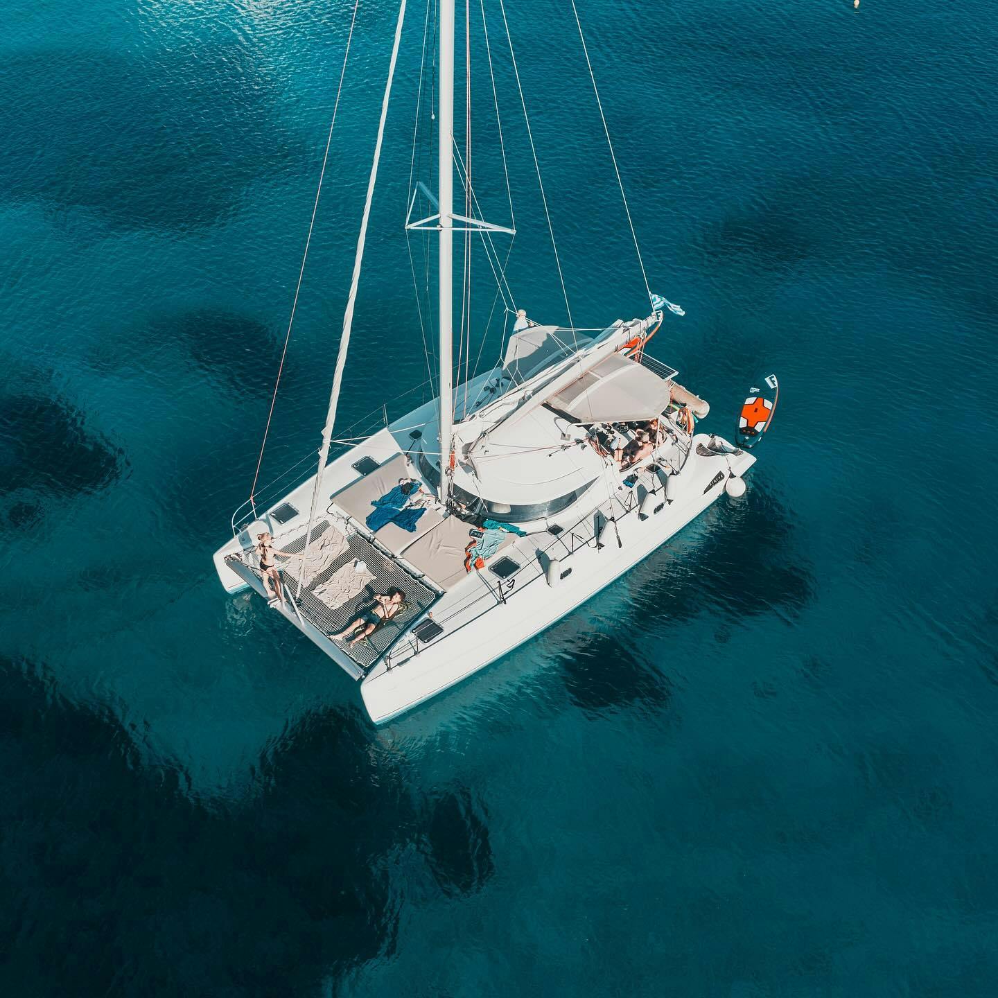 cretan-sailing-cruise-lasithi-hero Beautiful landscapes showcasing mountains and sea, where the experiences of Cretan Sailing Cruises Lasithi are taking place.