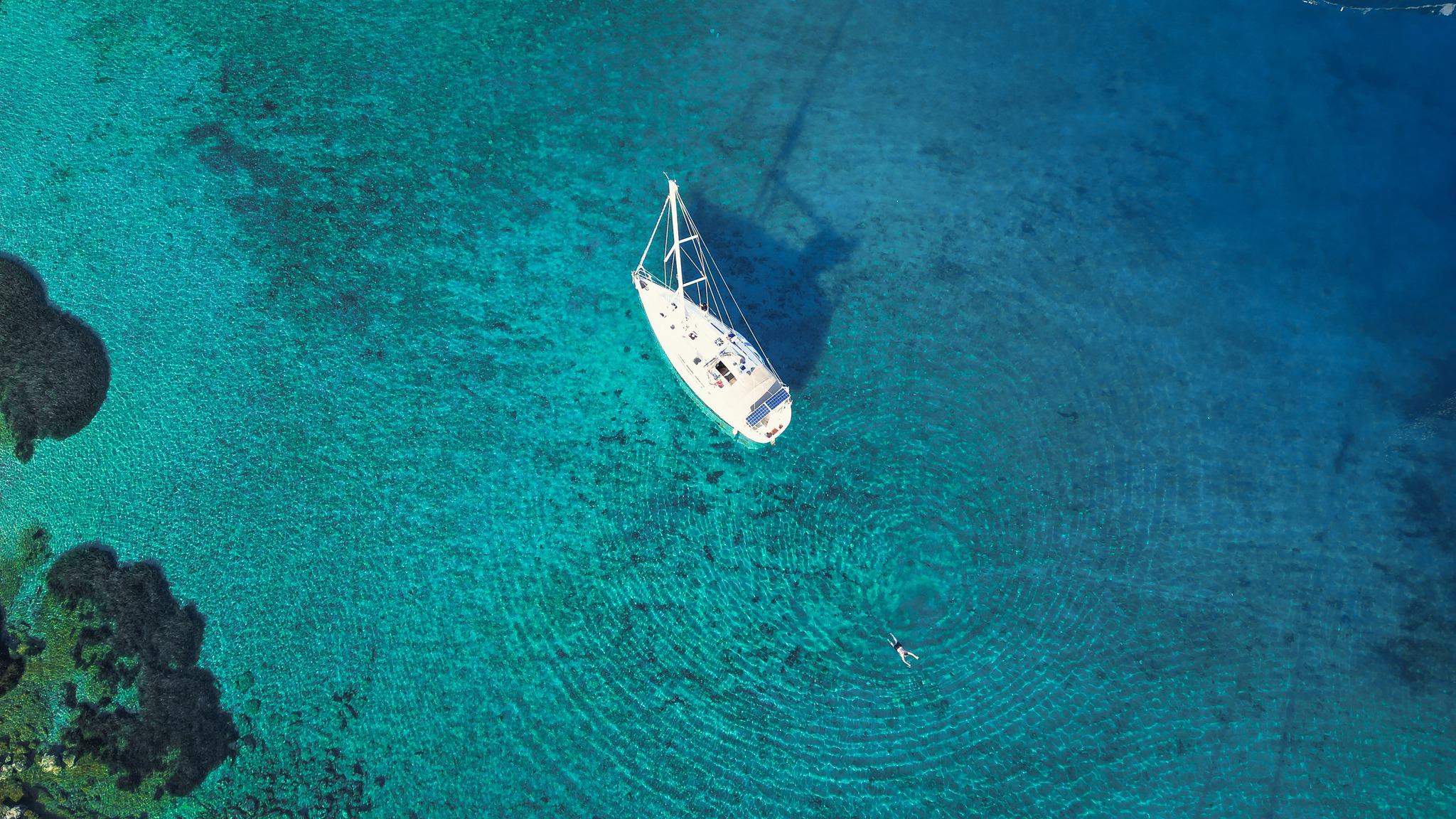 Sailing boat navigating during a boat trip with Cretan Sailing Cruises Heraklion.