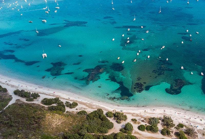 Croisière Exclusive (Porto-Vecchio) Paisajes impresionantes de montaña y mar, donde tienen lugar las experiencias de Croisière Exclusive.