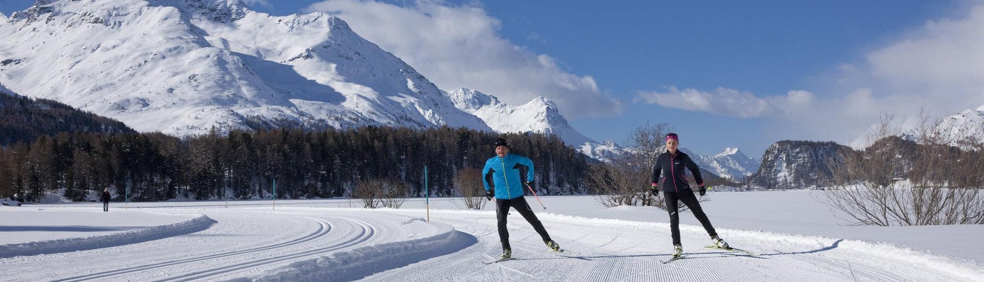 Zwei Personen lernen das Langlaufen in einem Langlaufkurs im Skigebiet Oberstdorf.