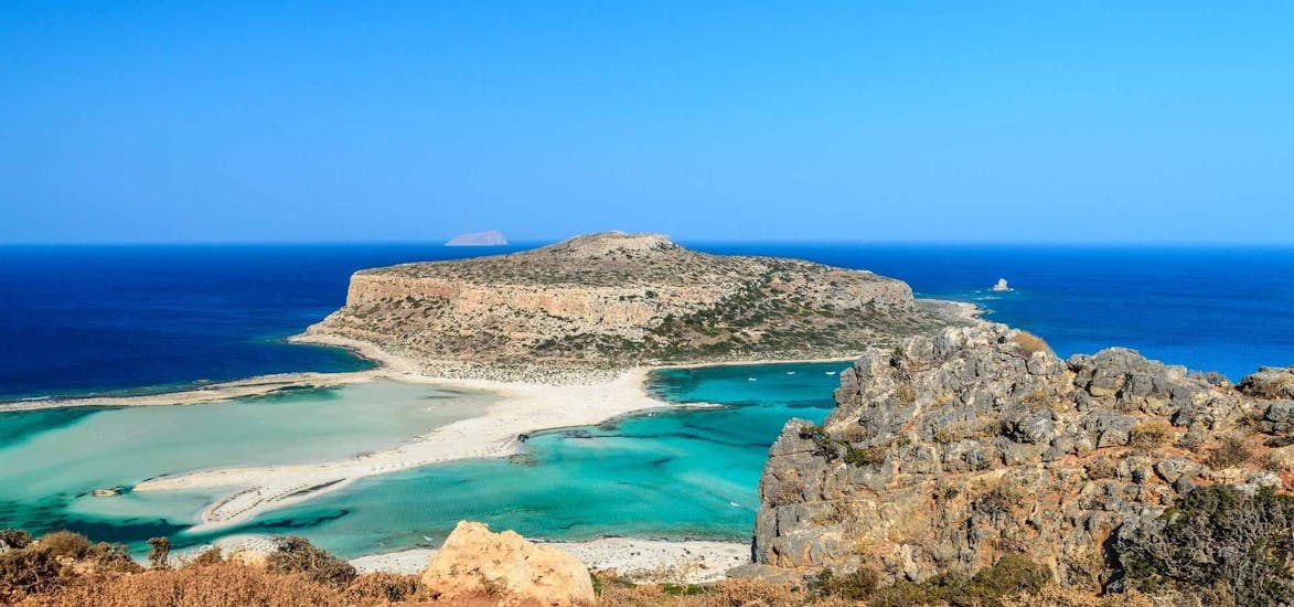 One of the beaches you can visit with a boat trip with Crucero Al Paraiso Kissamos.