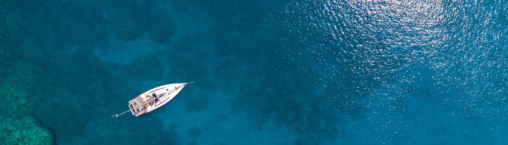 Zeilboot in het midden van de zee tijdens een dagtocht