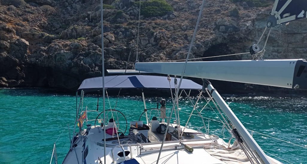 Ein Bild des DayCharter.es Segelboots bei einer Tour in der Bucht von Palma mit Blick auf die Küste von Mallorca.