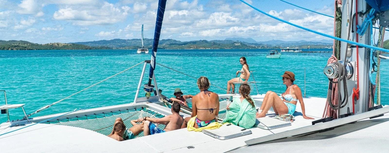 Les Ballades du Delphis Martinique Beautiful landscapes showcasing mountains and sea, where the experiences of Les Ballades du Delphis Martinique are taking place.