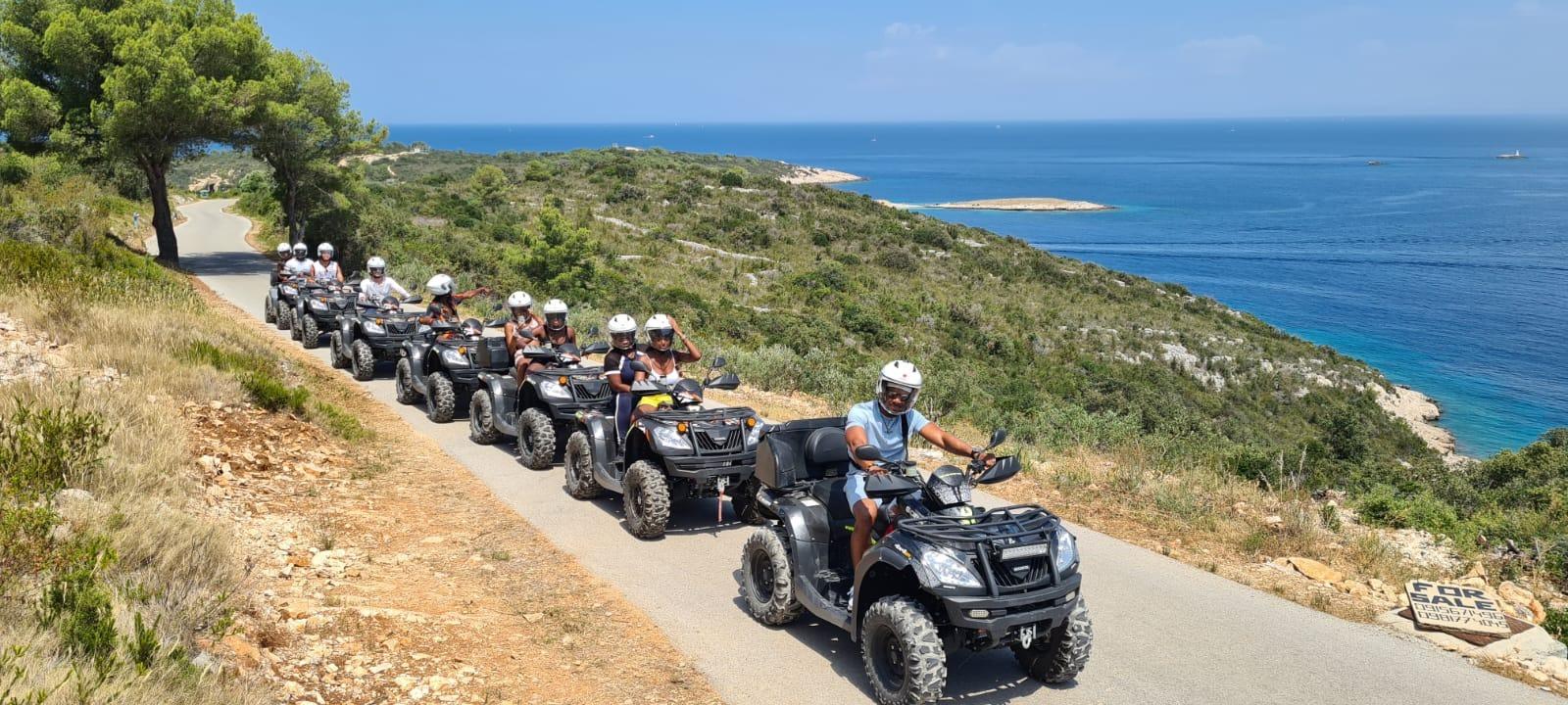 Grupo de participantes durante el tour en quad de Vortex Cro Vis en la isla de Vis.