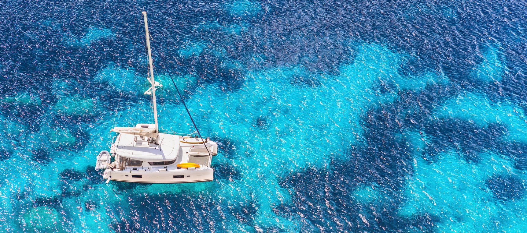 Catamaran Bwa Drésé Martinique Panorama mozzafiato con montagne e mare, dove hanno luogo le attività di Catamaran Bwa Drésé Martinique.