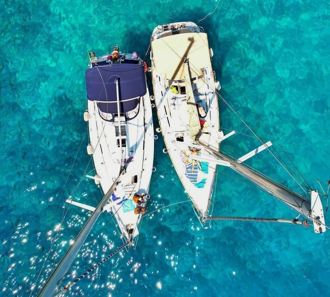 Morgana Sailing Panorama mozzafiato con montagne e mare, dove hanno luogo le attività di Morgana Sailing .