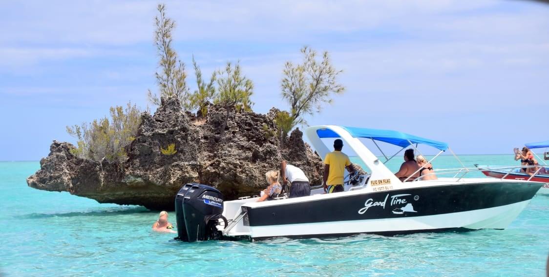 La barca di Discovery Flic en Flac durante un tour in barca verso l’Île aux Bénitiers.