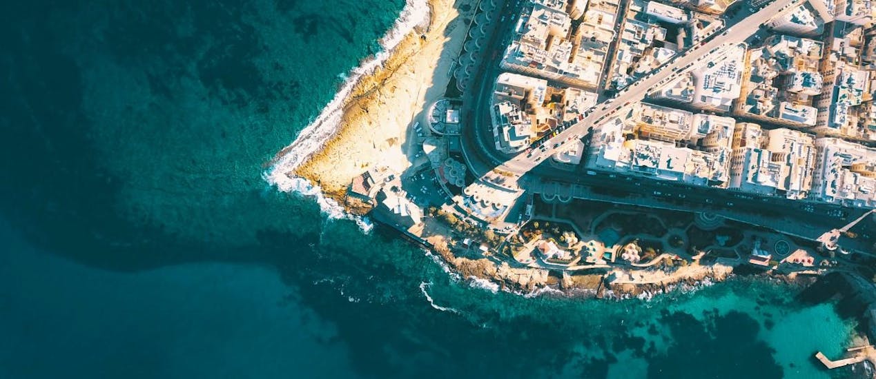 Vue de la plage, où Dive Systems Malta pratique la plongée sous-marine.