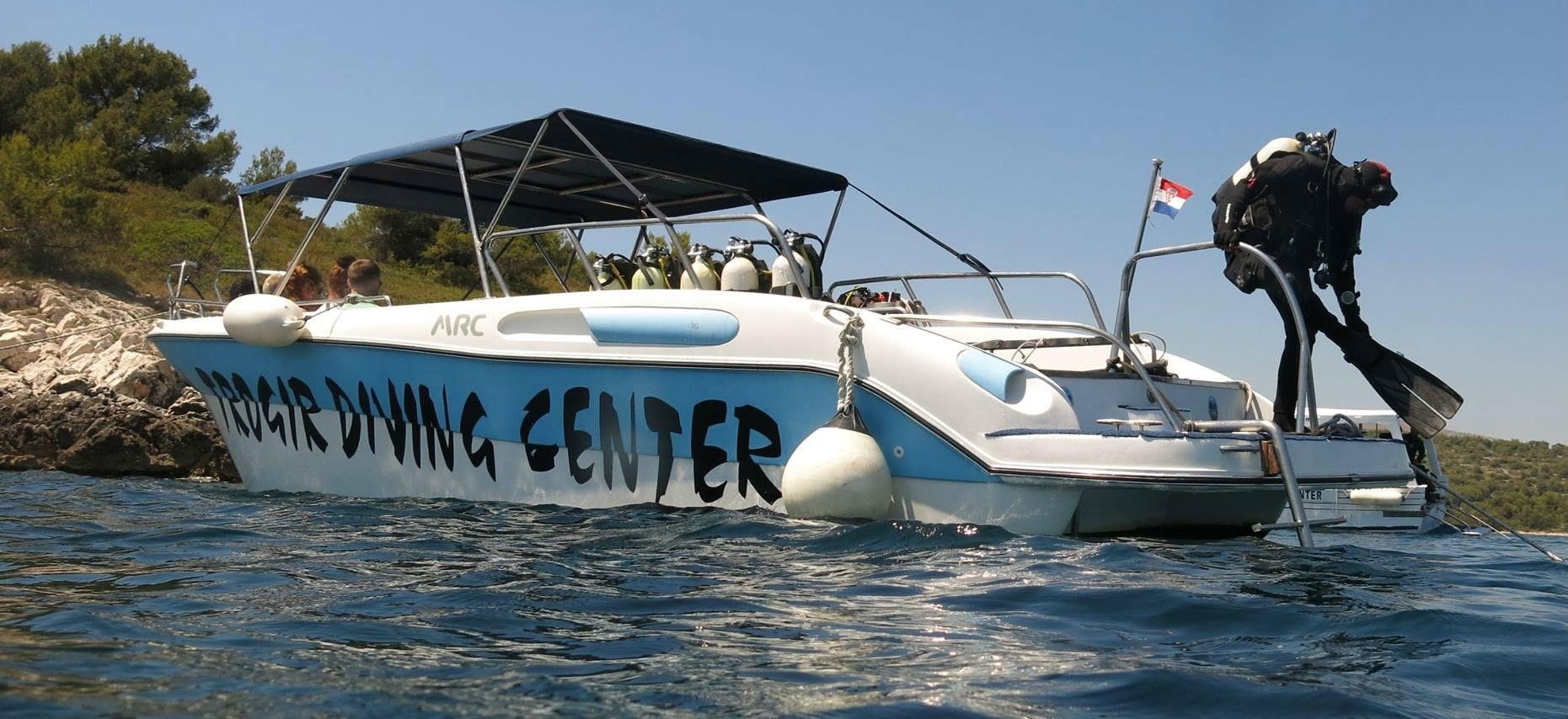 diver_boat-min999 Paisajes impresionantes de montaña y mar, donde tienen lugar las experiencias de Trogir Diving Center.