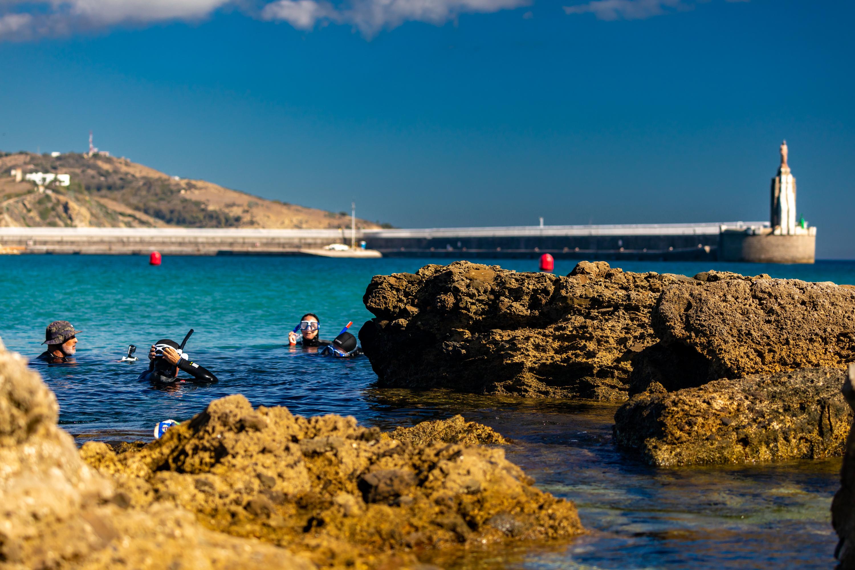 Menschen, die zur Goldenen Stunde tauchen.