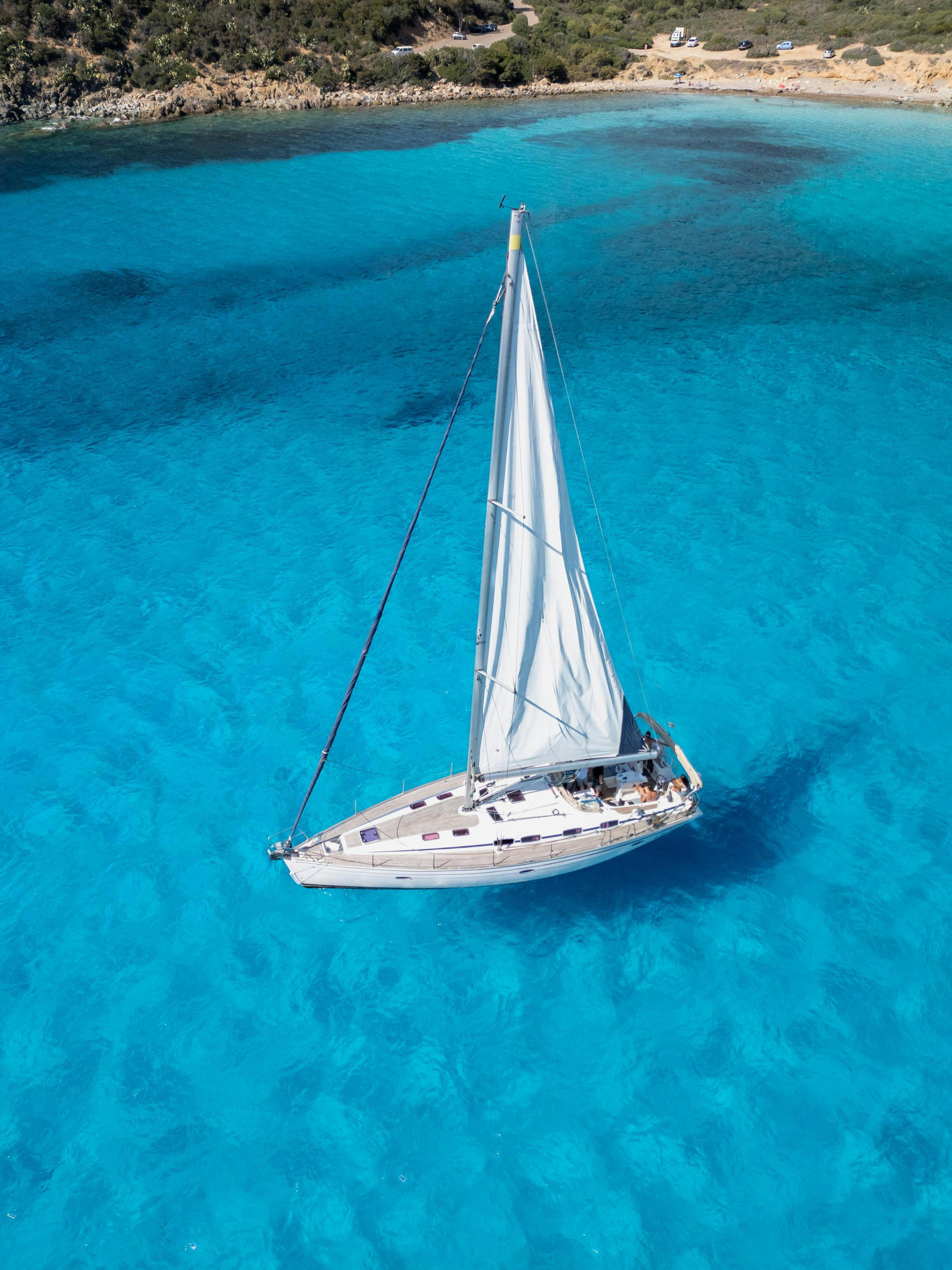 Magnifique paysage de montagnes et de mer, où se déroulent les activités de Sun Rib Rent Cagliari.