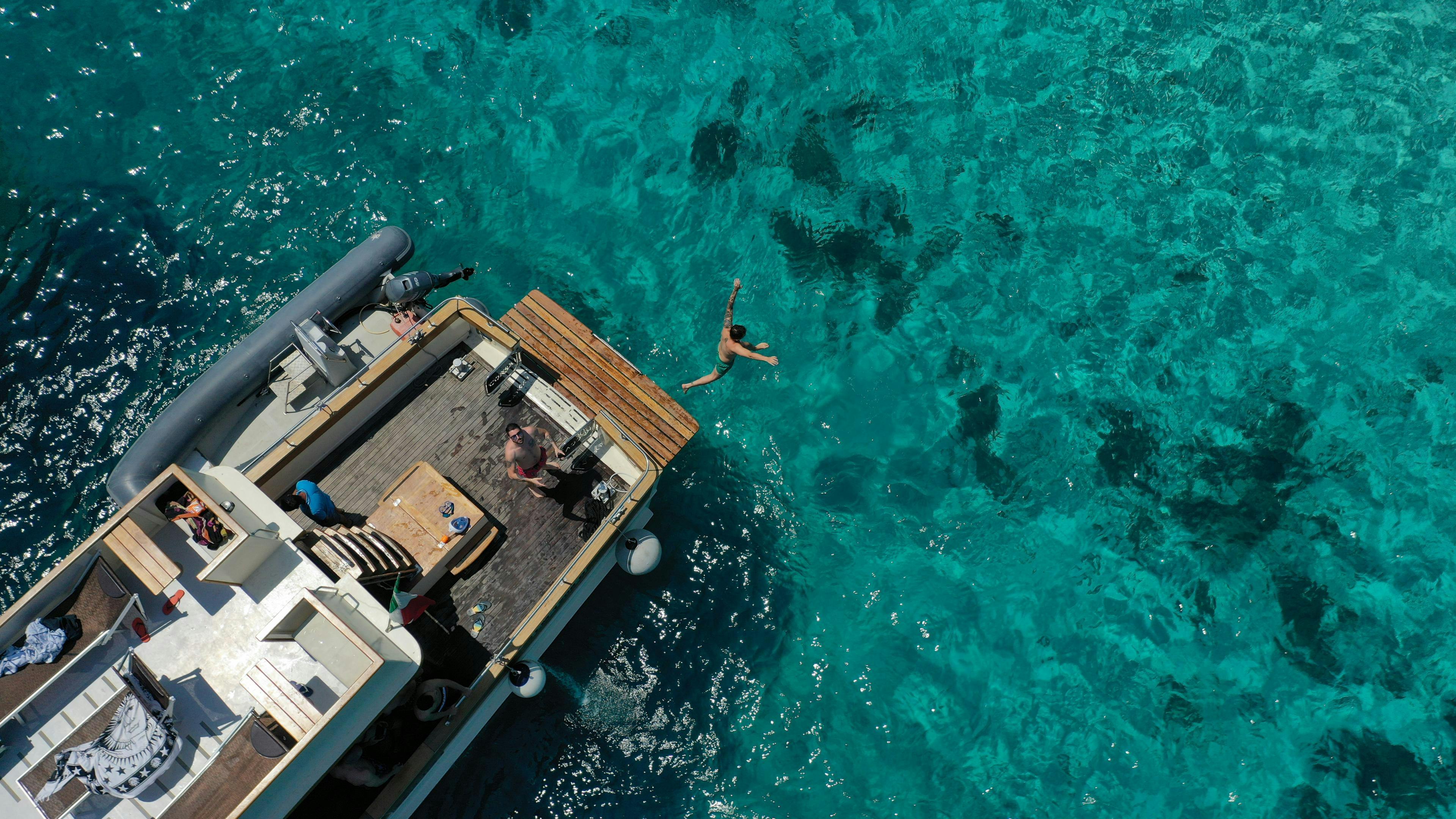 Beautiful landscapes showcasing mountains and sea, where the experiences of Rocca Corsa Palau are taking place.