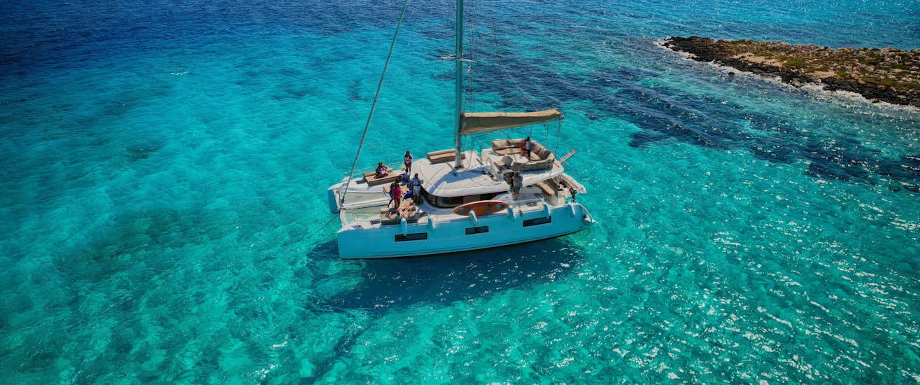 Le Catamaran dans les eaux cristallines autour de Paros du Capitaine Yannis Cruises Catamaran Paros.