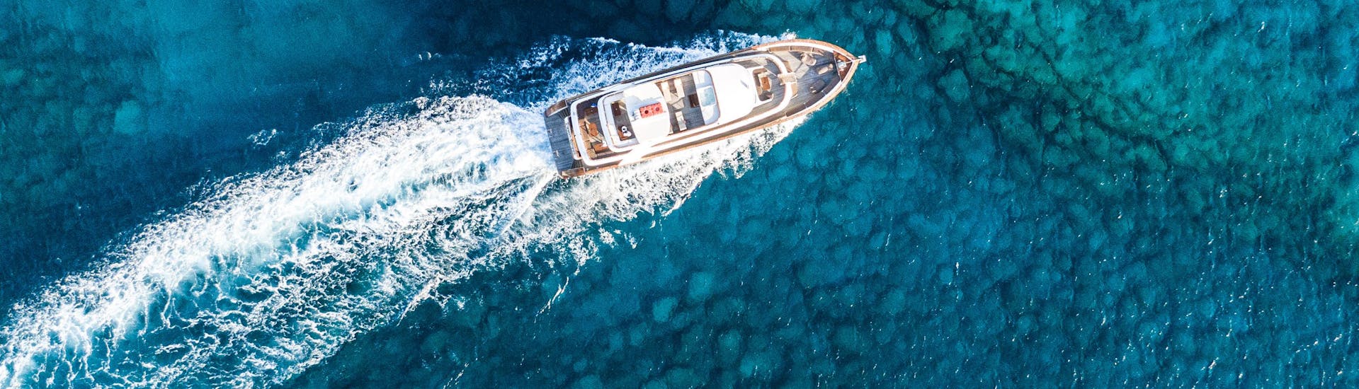 Foto des luxuriösen Bootes, das bei den Bootstouren von Ocean Queen Ayia Napa verwendet wird, fährt auf dem Wasser.